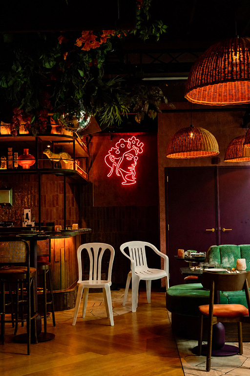 Sfeervol interieur van restaurant Lima in Nijmegen met warme verlichting, tropische accenten en een eigentijdse inrichting.