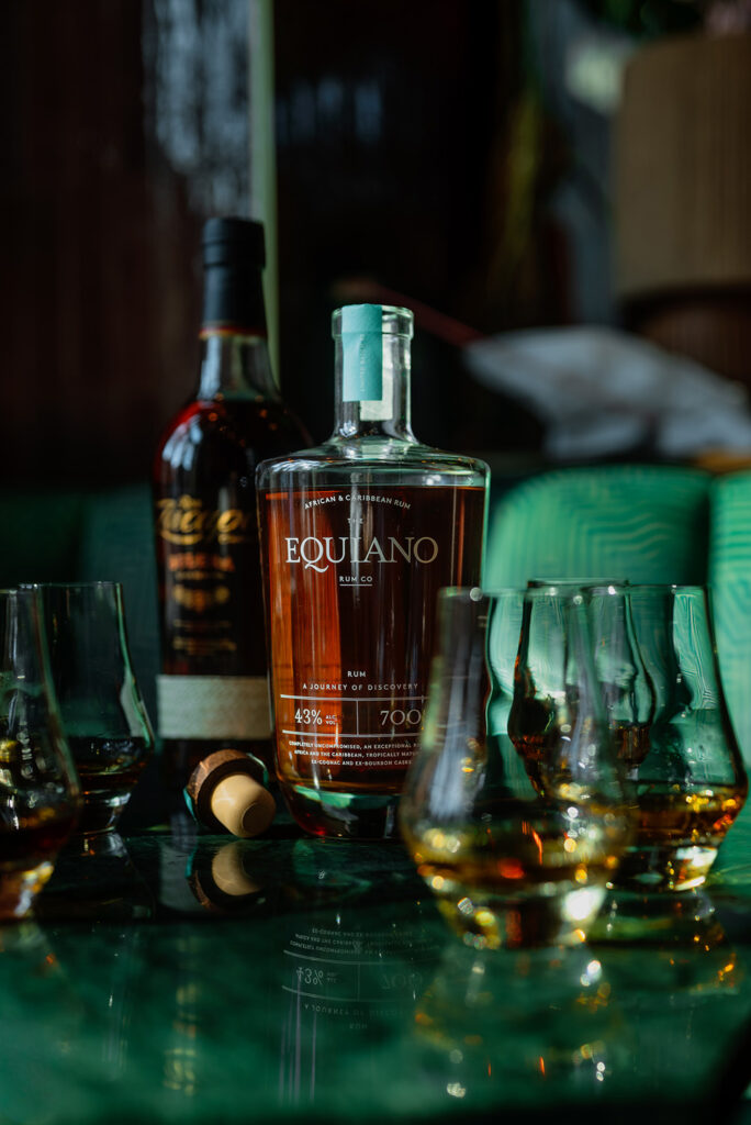 Sfeervolle close-up van een proefglas met premium rum tijdens de rum- en agaveproeverij bij Lima Nijmegen.