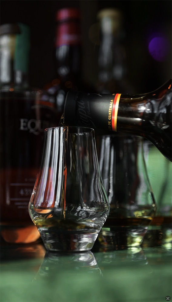 Rum wordt ingeschonken in proefglazen tijdens een rum- en agaveproeverij bij Lima Nijmegen.